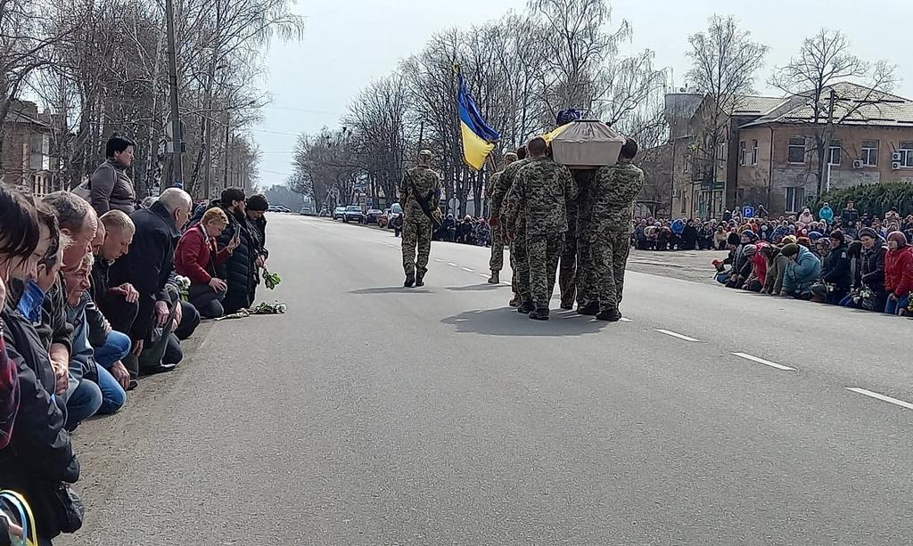 Семенівська громада провела в останній путь воїна, який загинув в бою з окупантами