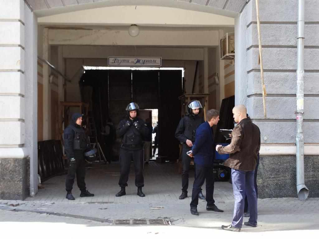 Мешканців дому в центрі Полтави знову заблокували: серед охоронців люди впізнали кременчуцьких тітушок (оновлено)