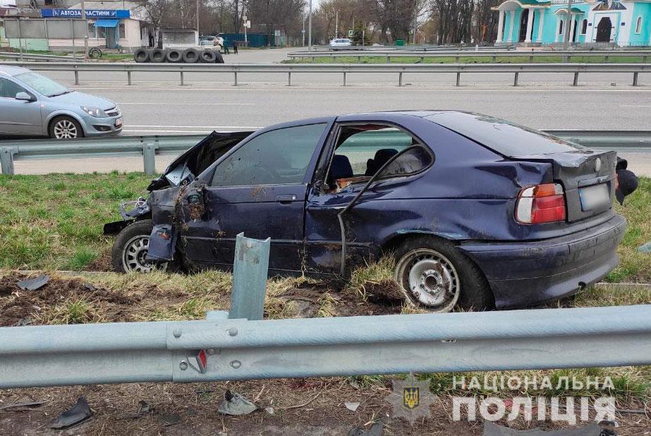 Під Полтавою легковик протаранив відбійник і перевернувся