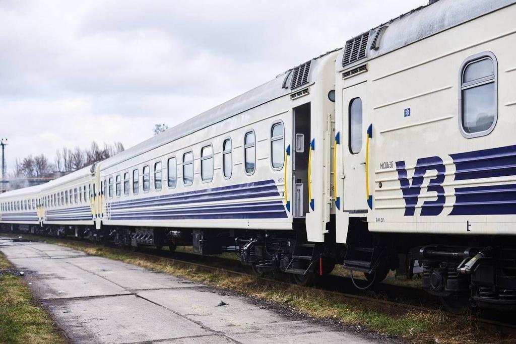 Через обстріл залізничної станції в центрі України змінили графік руху потягів