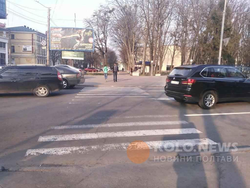 На полтавській дорозі «забули» оновити зебру. ФОТОФАКТ