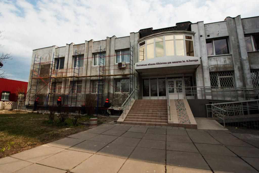 Капремонт обласної бібліотеки для юнацтва у Полтаві завершать за місяць