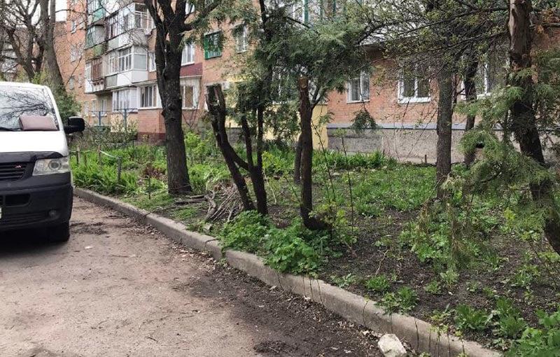 Побив жінку та ще й наїхав автомобілем: за життя потерпілої борються лікарі