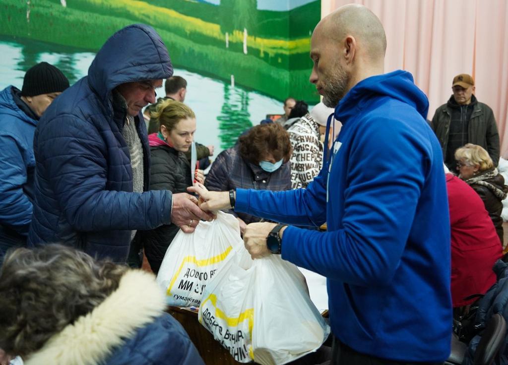 На Полтавщині роздаватимуть продуктові набори переселенцям: де саме та які умови