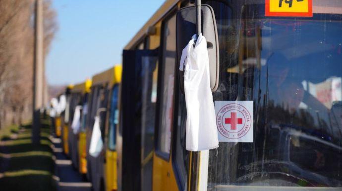 Лише 3 із 14 автобусів з евакуйованими з Маріуполя дістались території, яку контролює Україна