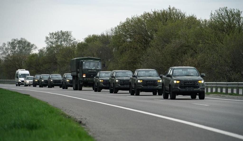 На передову в бригади десантно-штурмових військ передали нові пікапи та спорядження для бійців