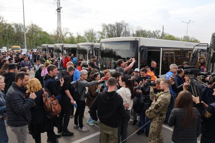 Врятовані маріупольці з «Азовсталі» прибули до Запоріжжя. ФОТО