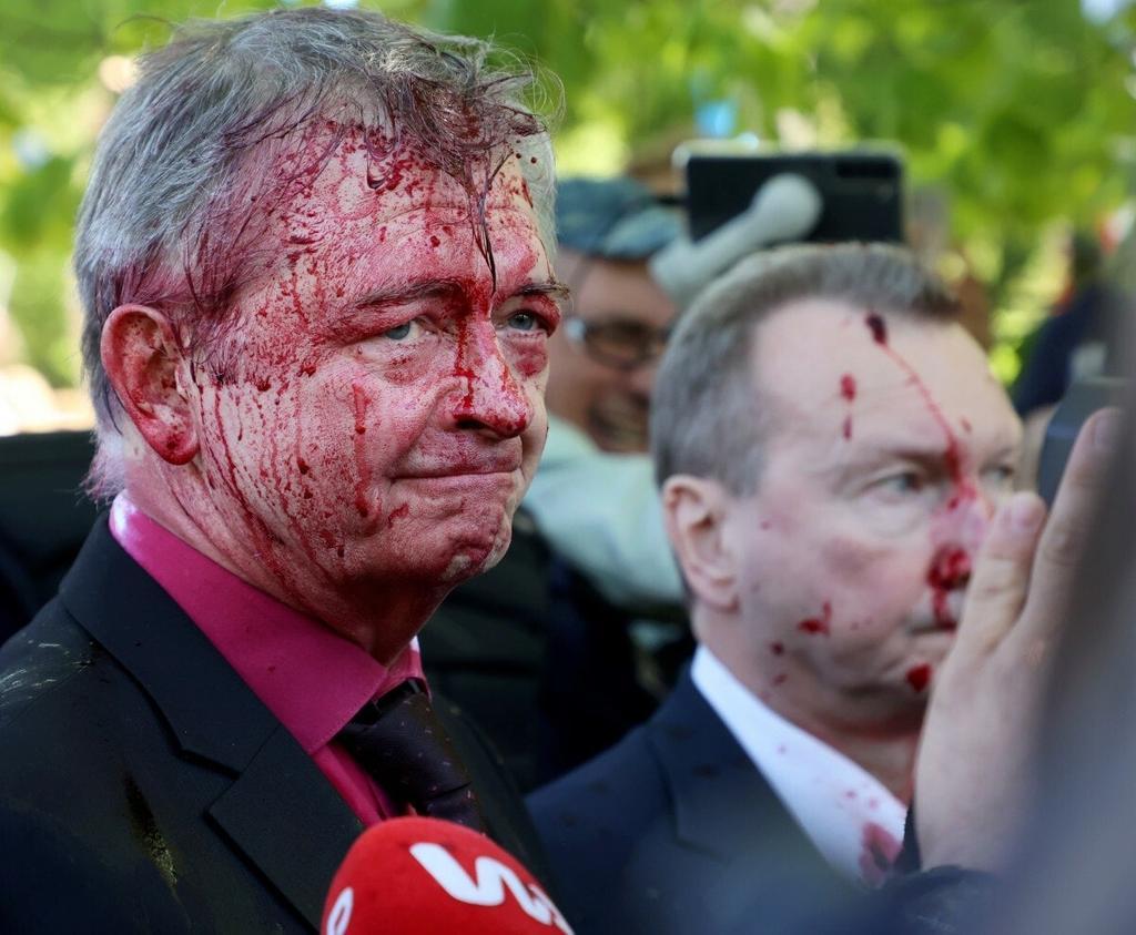 Російського посла у Польщі облила кров’ю полтавська активістка