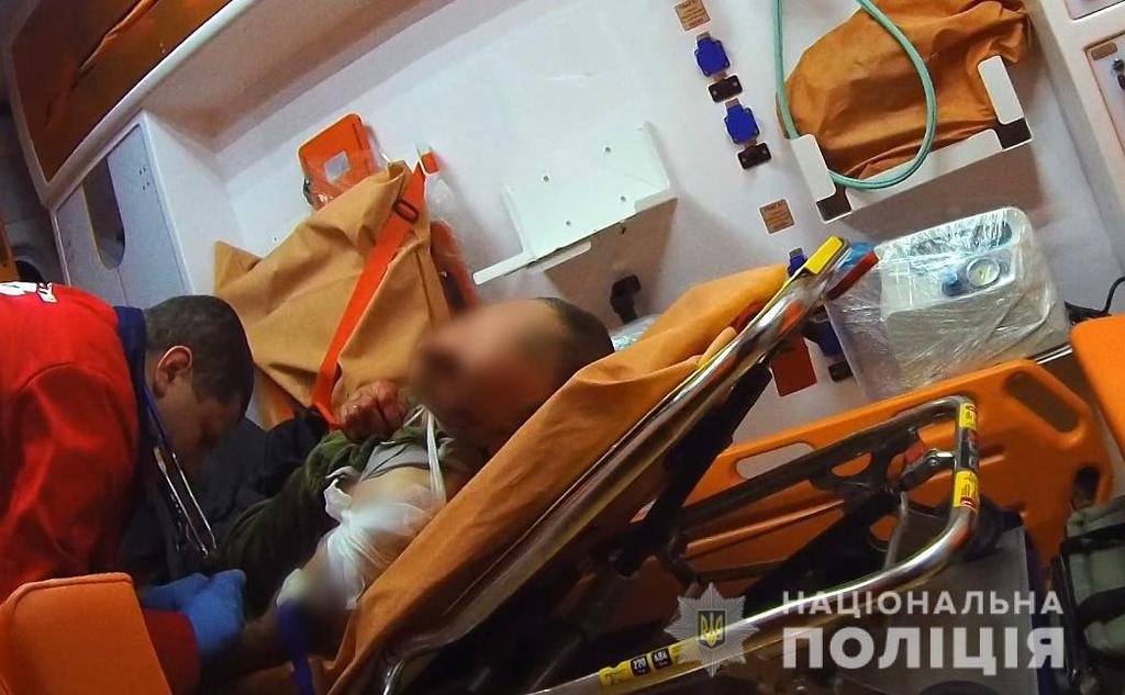 На Полтавщині полісмени врятували життя чоловікові, який отримав вогнепальне поранення