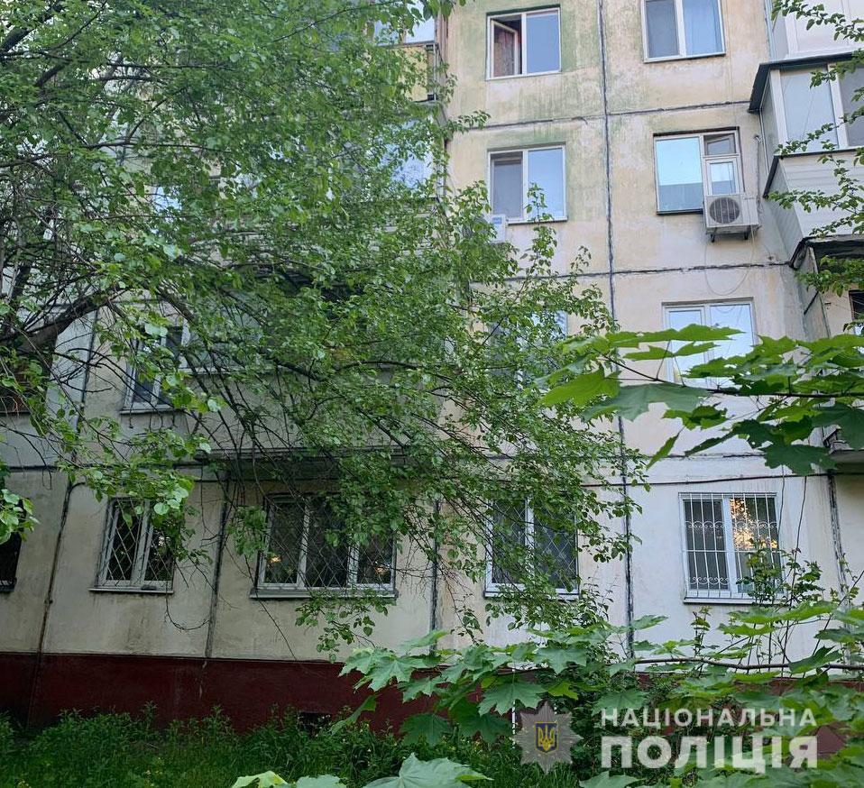 На Полтавщині трирічна дитина випала з вікна на четвертому поверсі