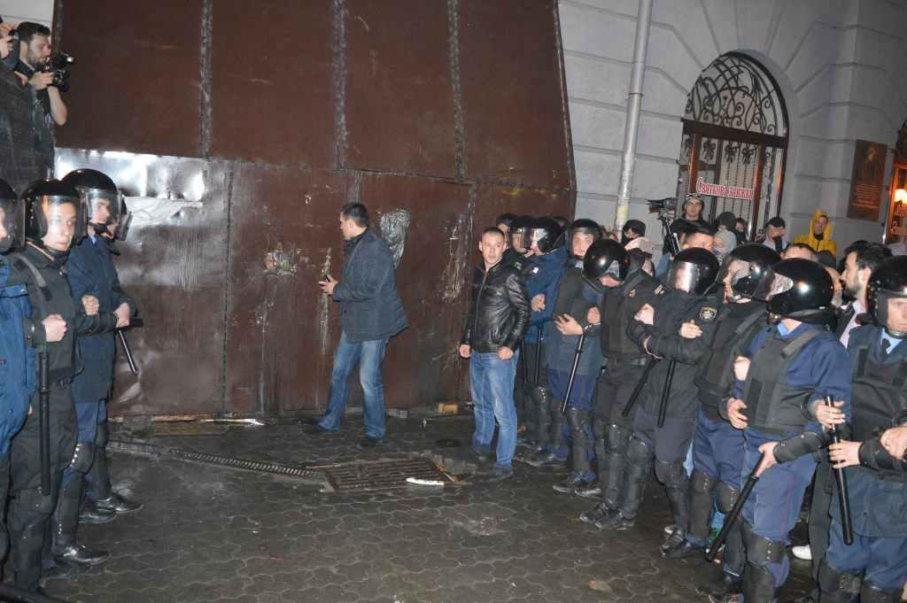 У Полтаві біля арки знову гаряче: тяжко поранений активіст, тітушок «затримали». ФОТО, ВІДЕО
