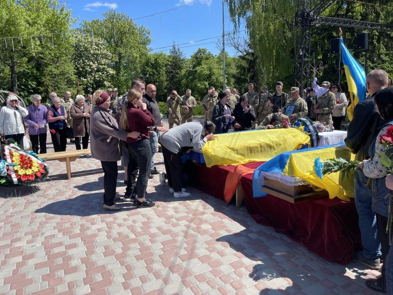 У Хоролі попрощалися з двома земляками, які загинули в боях з рашистами