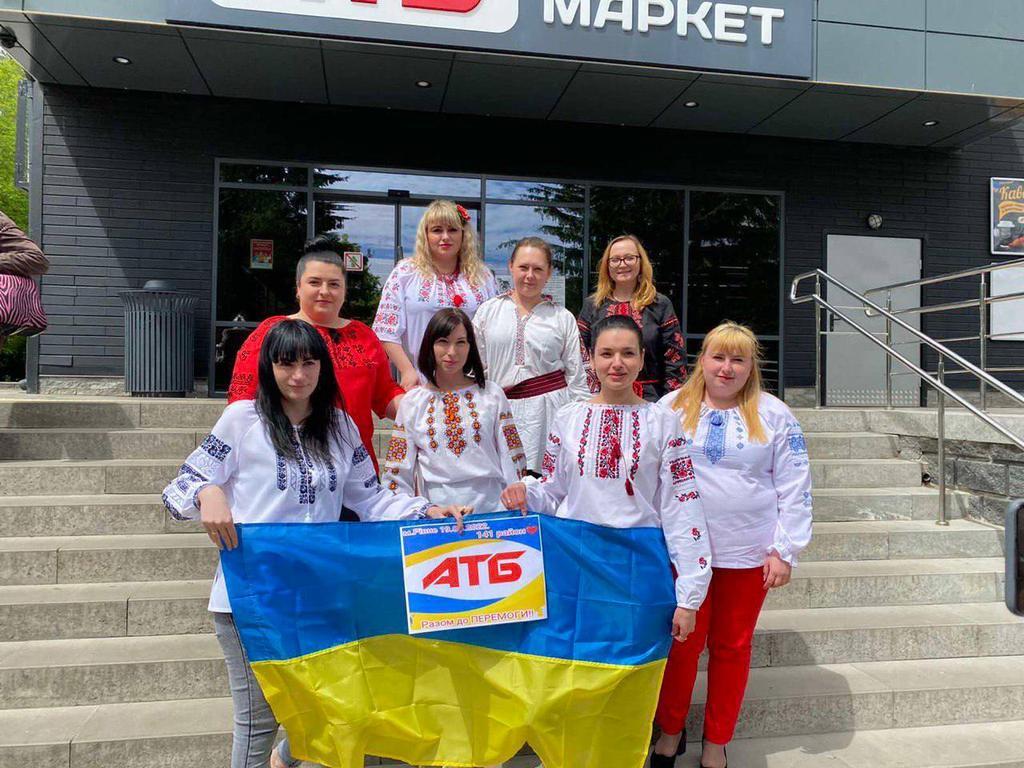 Працівники «АТБ» по всій Україні вийшли на роботу у вишиванках, а мережа поповнилася новими магазинами