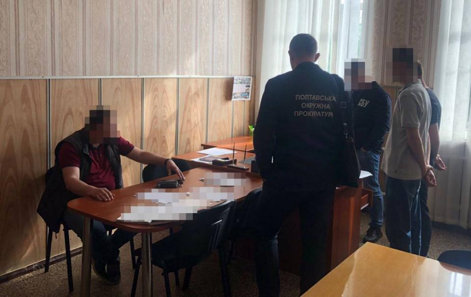 Начальника Миргородської районної військової адміністрації затримали за підозрою в отриманні хабаря