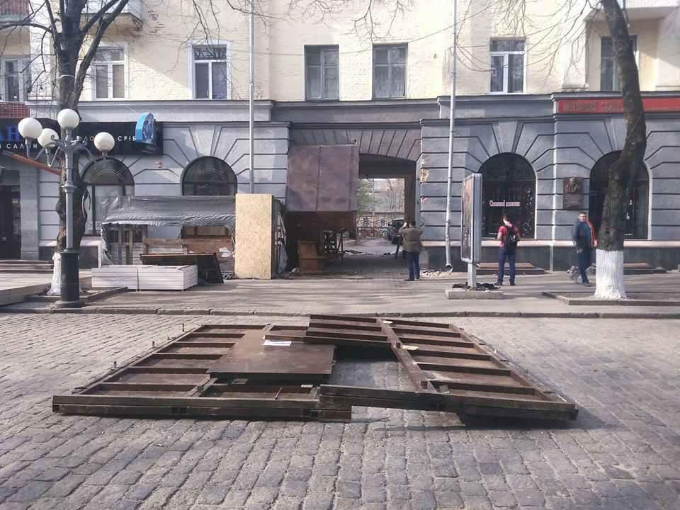 Арка в Полтаві: що відбувається вранці. ФОТО