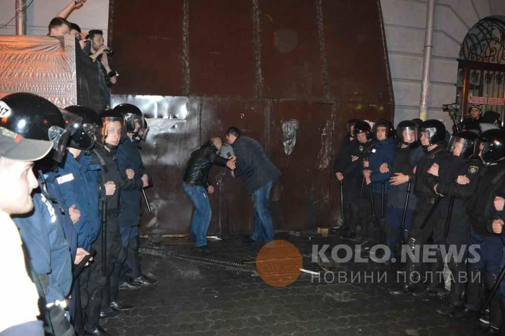 Поліцейському біля арки в Полтаві перебили носа, один активіст ще без свідомості, потерпілих шестеро