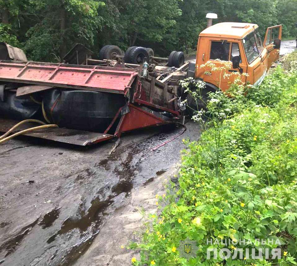 На Полтавщині перевернулася вантажівка: мінеральні добрива вилились в річку