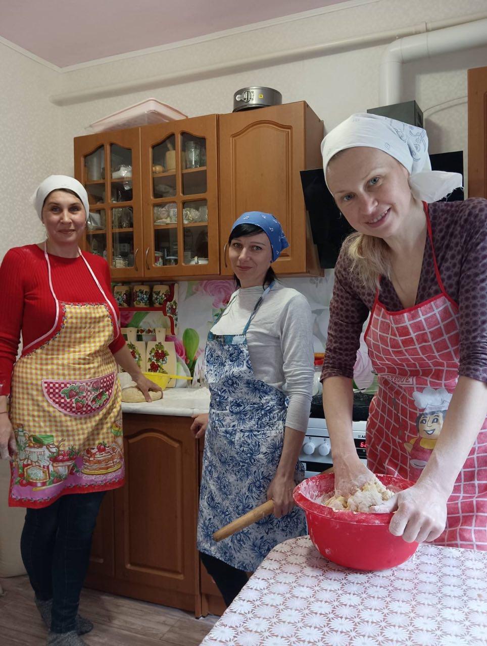  Волонтерки з Полтавщини готують унікальну локшину для захисників на фронт