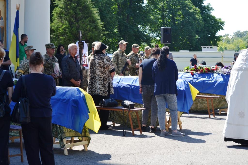 У Полтаві попрощалися із трьома воїнами, які загинули, захищаючи нас від рашистів. ФОТО
