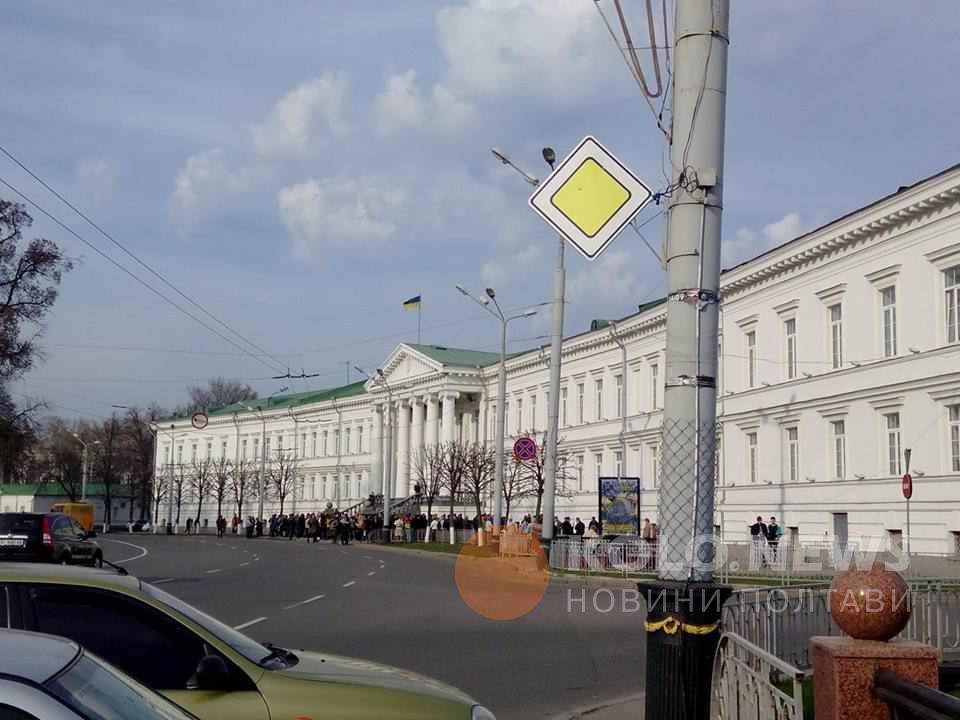Біля Полтавської міської ради мітингували через скандальну арку. ФОТО