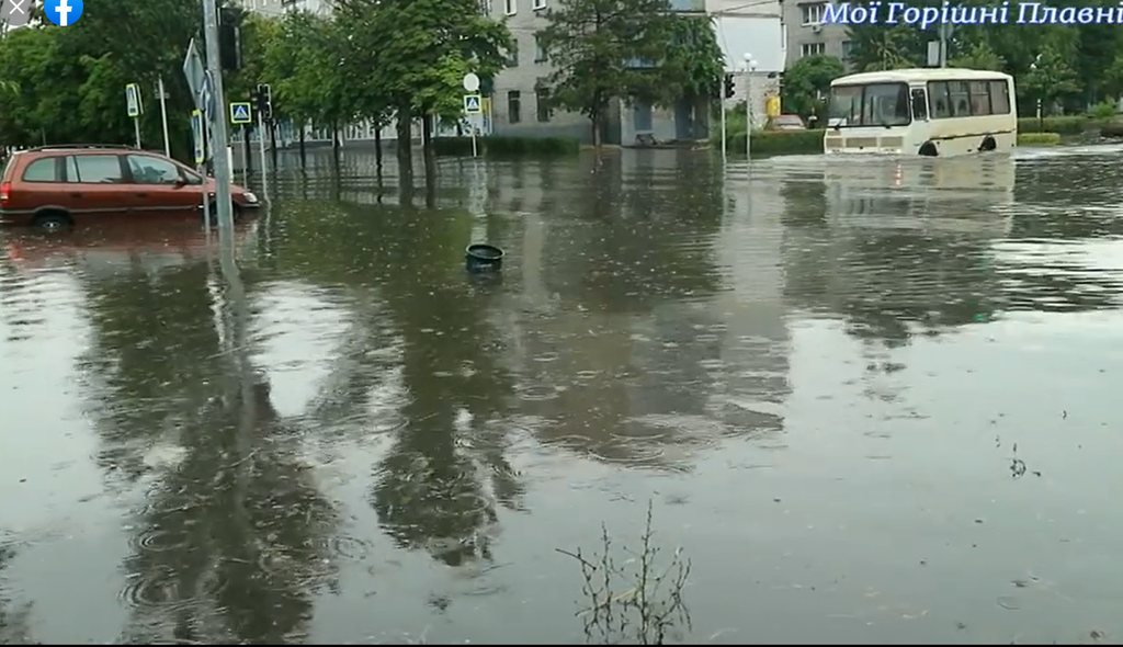 У Горішніх Плавнях транспорт змушений плавати вулицями після зливи. ВІДЕО