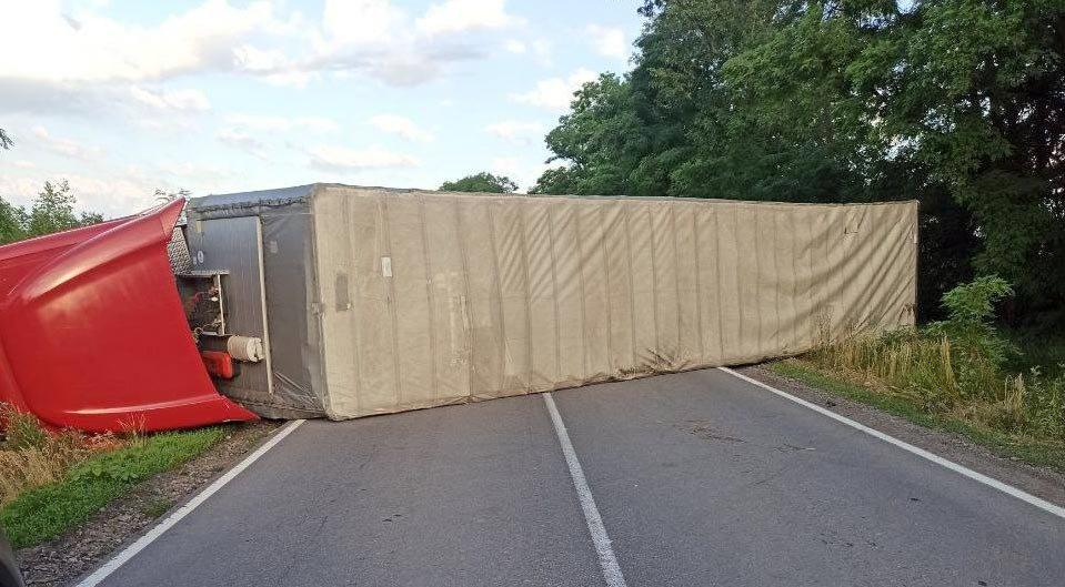 На Полтавщині перевернулась фура, постраждалих немає