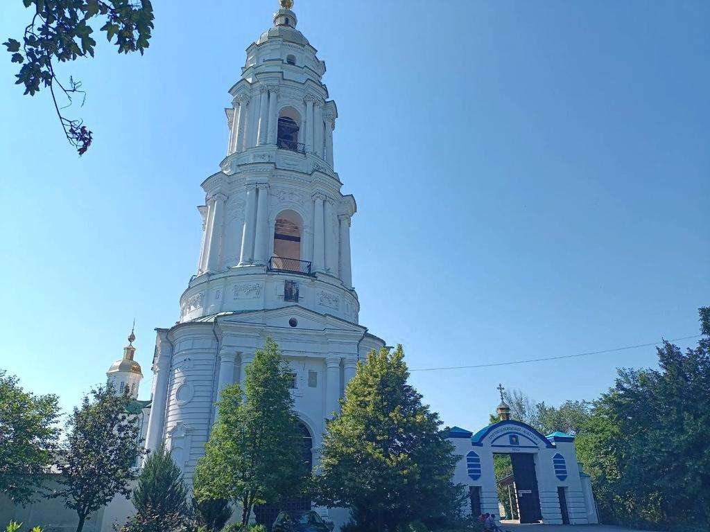 На дзвіниці монастиря в Полтаві заховали російську символіку. ФОТО 
