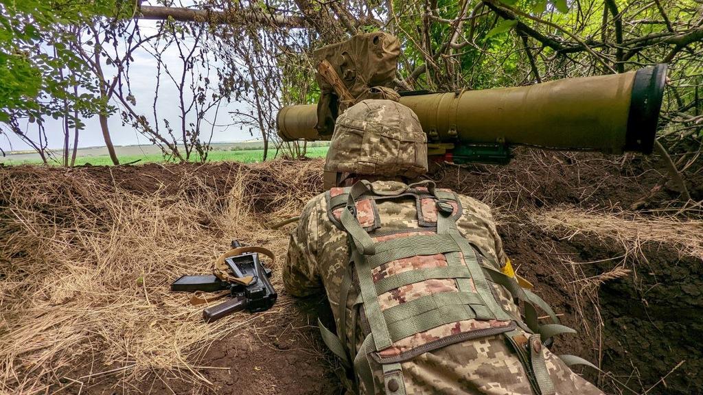 Доба на фронті: ЗСУ завдали два удари по командних пунктах, скупченню техніки та польових складах противника