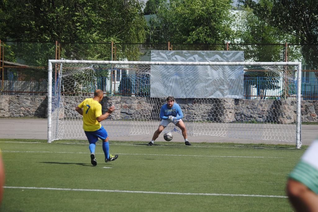 Полтавська футбольна команда журналістів зіграла благодійний матч у Горішніх Плавнях
