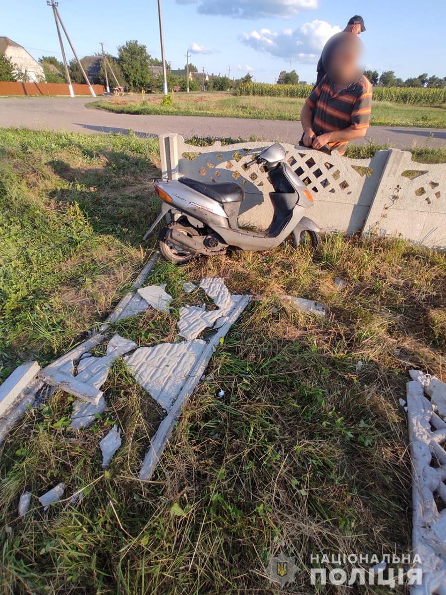 Під Полтавою мопедистка протаранила бетонний паркан