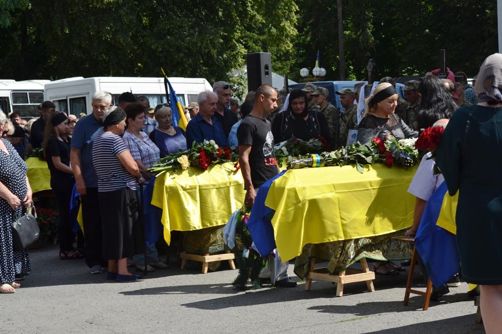 Ми не маємо права передати цю війну нащадкам: у Полтаві провели в останній путь тринадцятьох захисників