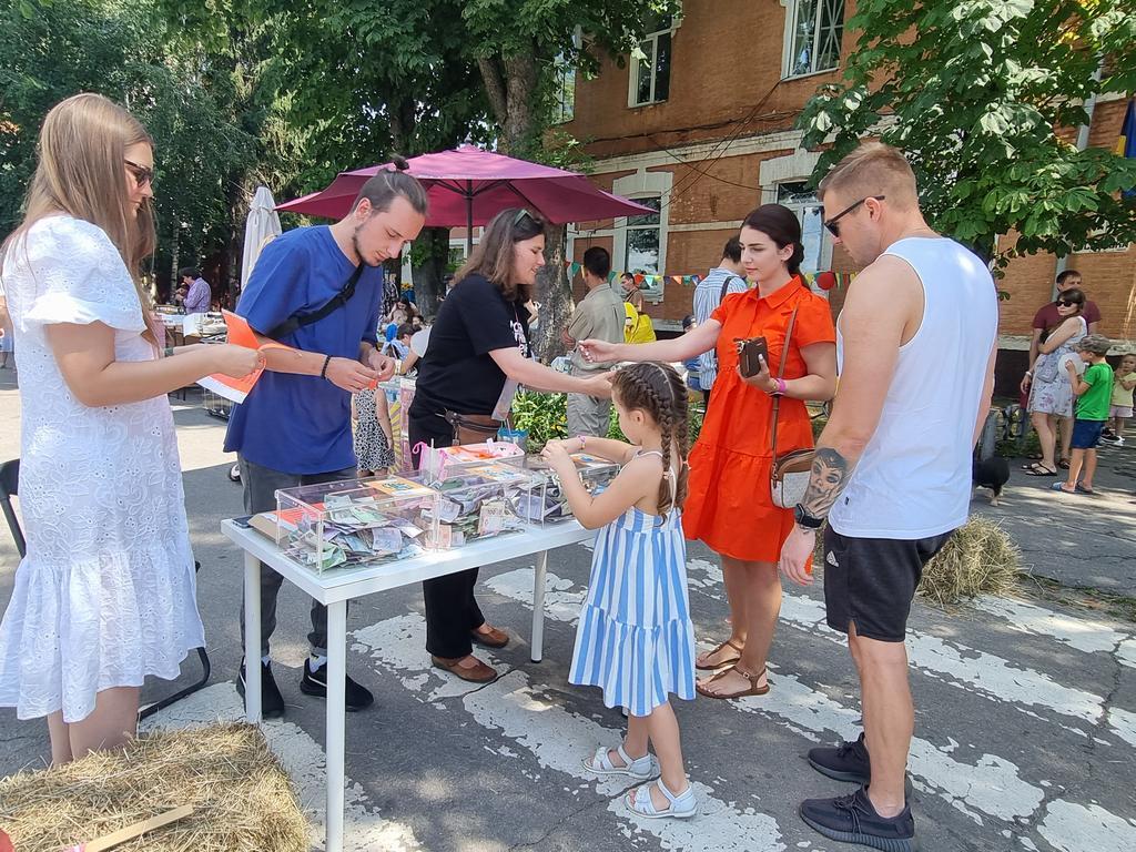 На рації, тактичні рюкзаки, саперні лопатки та інше: цікавий двіж у Полтаві заради допомоги ЗСУ. ФОТО 