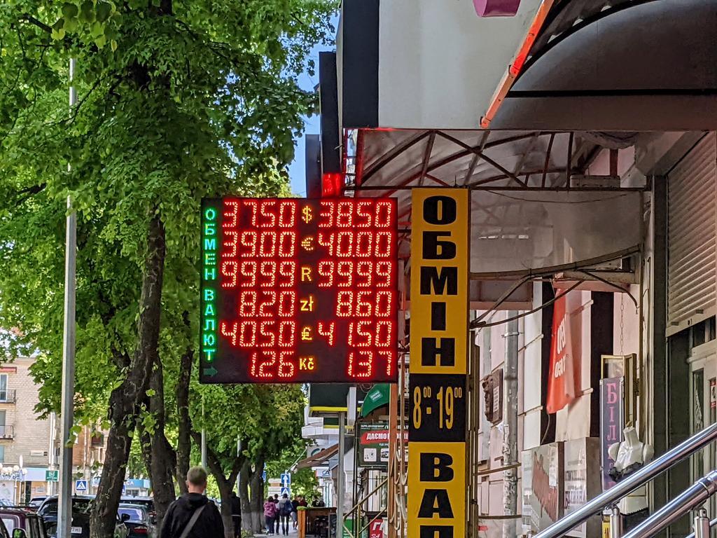 Нацбанк України заборонив обмінникам виставляти табло з курсом валют