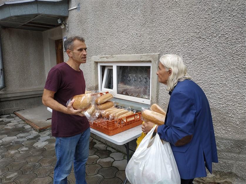 У полтавській церкві безкоштовно роздають хліб вимушено переміщеним особам та пенсіонерам. ФОТО