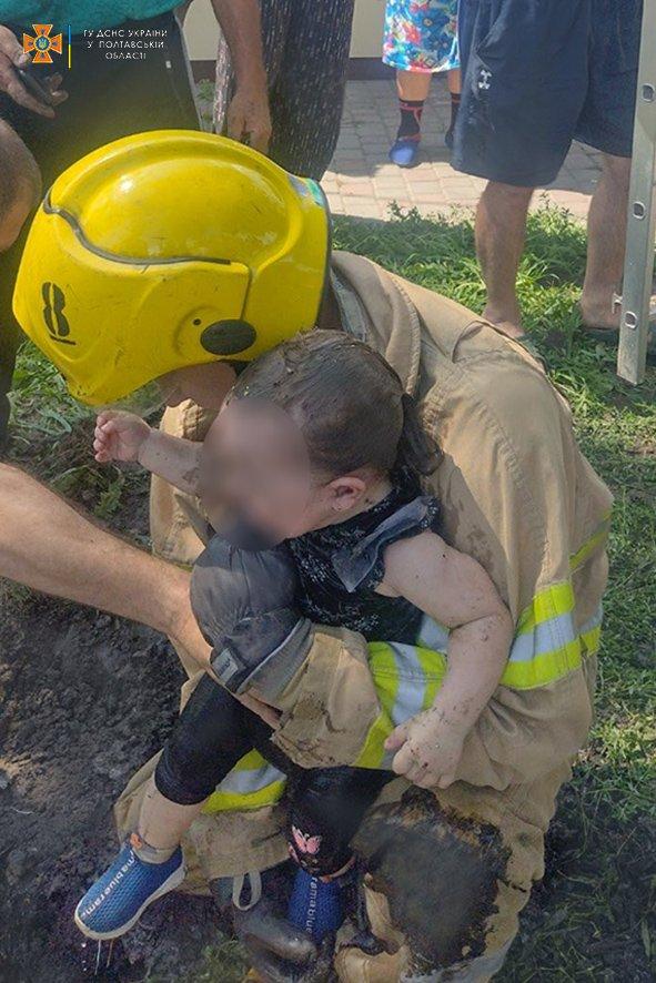 На Полтавщині півторарічну дитину витягли з каналізаційного колектора