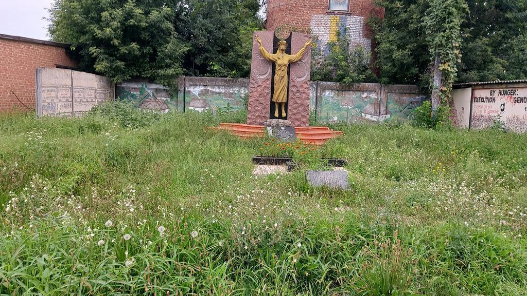 Турист заплакав. У Миргороді місце пам’яті жертв Голодомору заросло бур’янами