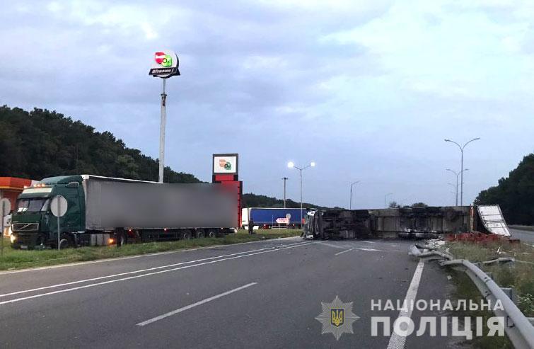 На Полтавщині зіткнулися дві вантажівки і тимчасово заблокували рух транспорту