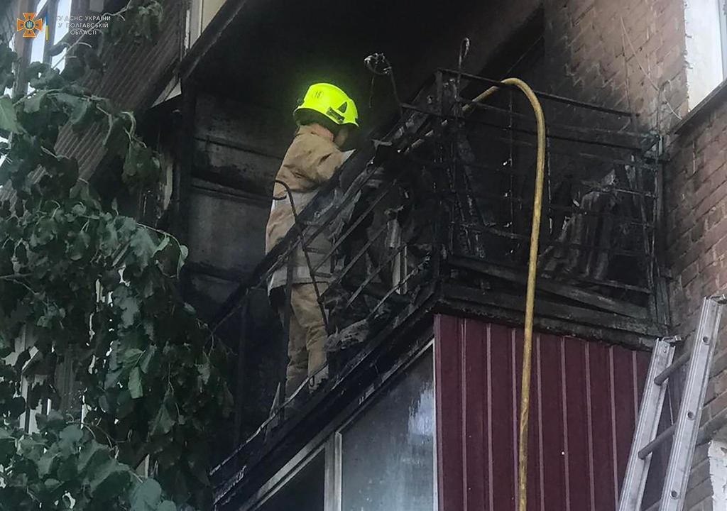 В День Незалежності у Лубнах горіла квартира: рятувальники евакуювали 12 осіб