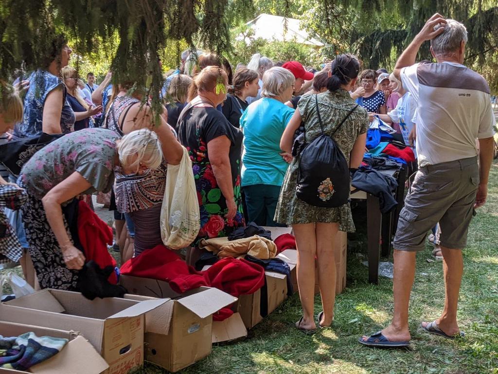 У Сонячному парку Полтави сьогодні безкоштовно роздавали одяг. ФОТО