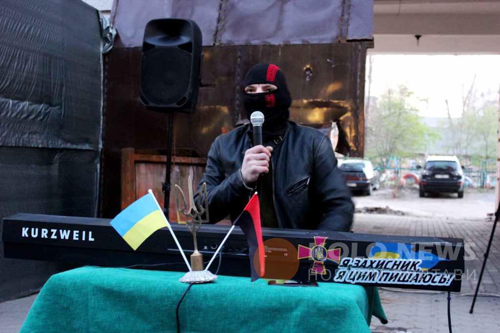 Символ Революції Piano Extremist виступив біля «Газетної арки» у Полтаві на підтримку поранених атовців