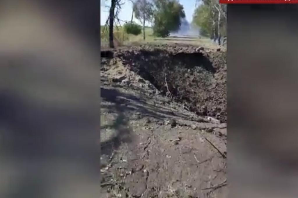 Яму під Миргородом, яка з’явилась після обстрілу на День незалежності, засипали. Скільки коштуватиме ремонт?