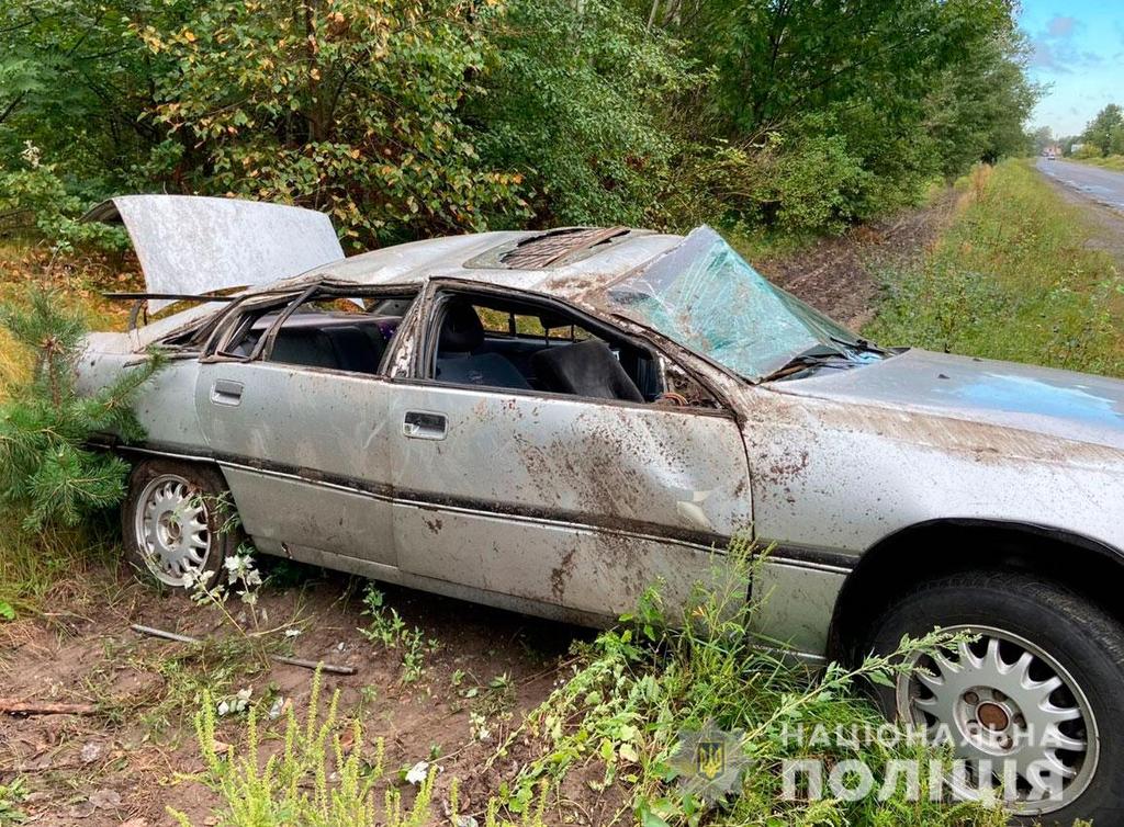 На Полтавщині легковик злетів з дороги і перевернувся: двоє пасажирів отримали травми