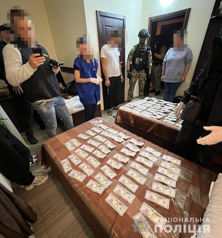 3200 доларів за виїзд за кордон: полтавські поліцейські затримали організаторку «трансферу»
