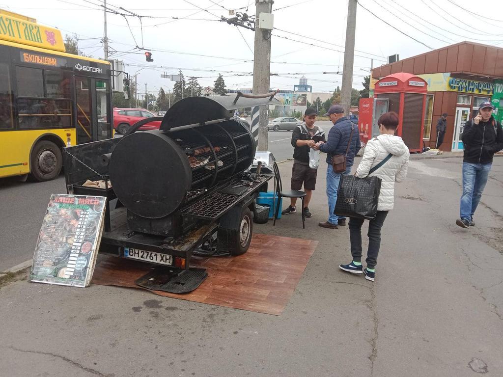 Вундер-машина «Наше мясо», що смердить на піврайону у центрі Полтави, стоїть законно?