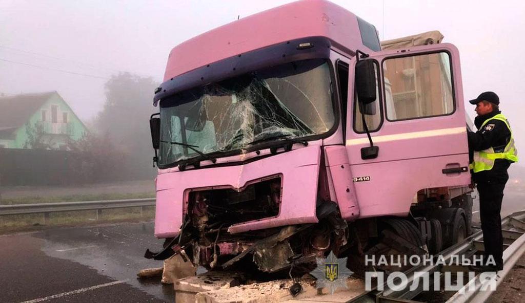 Під Полтавою вантажівка протаранила бетонні блоки