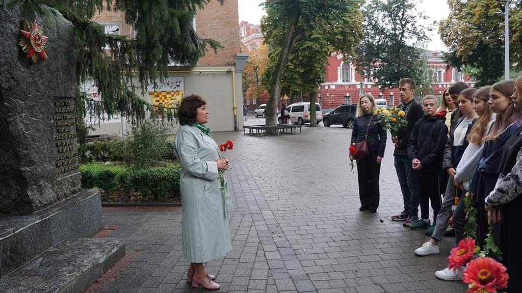 Соцмережі вибухнули гнівом, бо в Лубнах діти клали квіти до пам'ятника з радянською символікою