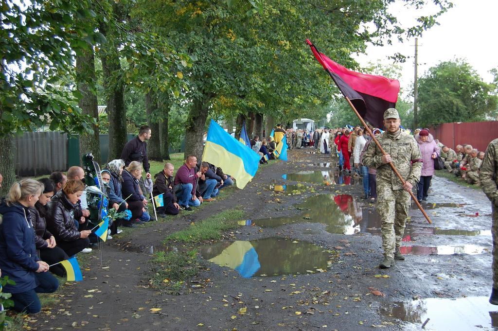 У Гребінківській громаді попрощалися із загиблим на війні Героєм Русланом Осіновським