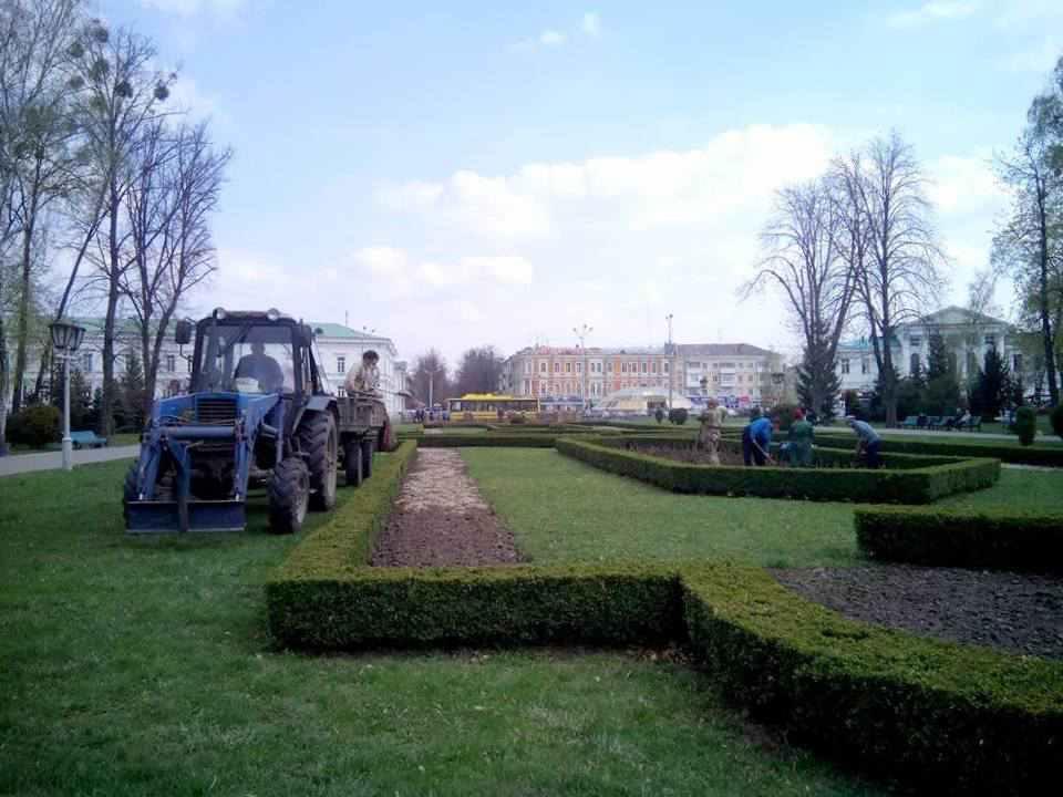Полтавські клумби почали приводити до ладу. ФОТОФАКТ