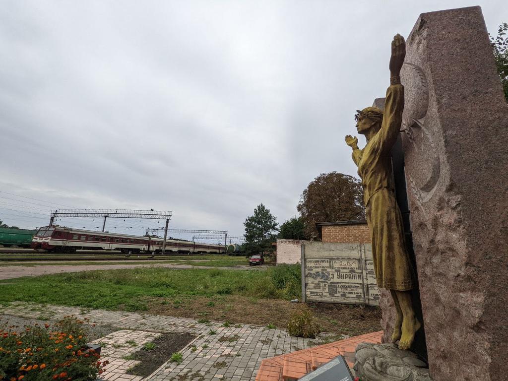 Іноземець більше не плакатиме. У Миргороді впорядкували меморіал жертвам Голодомору