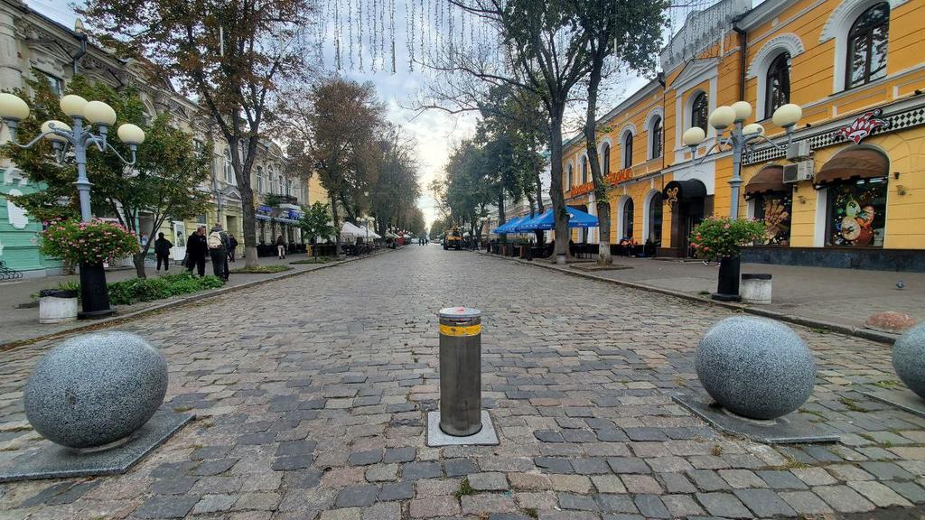 І пів року не постояв. У Полтаві поламали болард вартістю 200 тисяч гривень